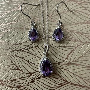 Purple stone vintage earrings set w/ tear drop necklace

18 in chain.